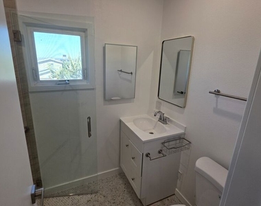 10323 Samoa Avenue - Photo Thumbnail 9