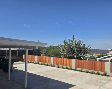 10323 Samoa Avenue - Photo Thumbnail 4