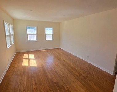 10323 Samoa Avenue - Photo Thumbnail 6