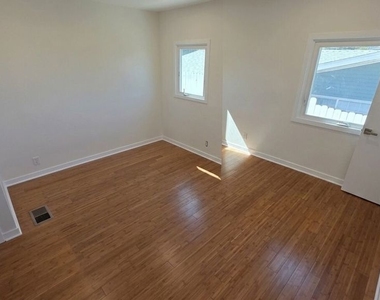 10323 Samoa Avenue - Photo Thumbnail 12