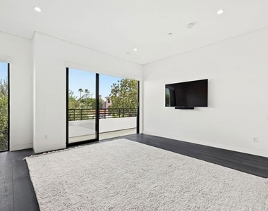 839 N Gardner Street - Photo Thumbnail 21