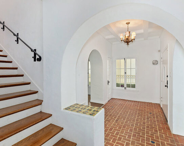 214 S Medio Drive - Photo Thumbnail 9