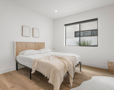 8326 Blackburn Avenue - Photo Thumbnail 13