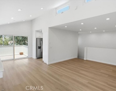 10566 Sunland Boulevard - Photo Thumbnail 4