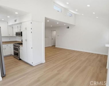 10566 Sunland Boulevard - Photo Thumbnail 1
