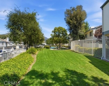 10566 Sunland Boulevard - Photo Thumbnail 12