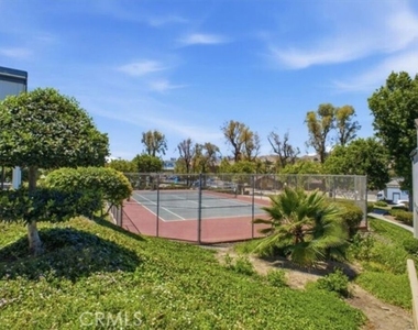 10566 Sunland Boulevard - Photo Thumbnail 14