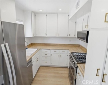 10566 Sunland Boulevard - Photo Thumbnail 3