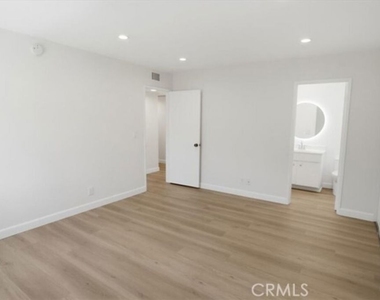10566 Sunland Boulevard - Photo Thumbnail 7