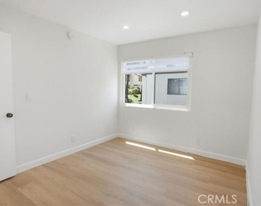 10566 Sunland Boulevard - Photo Thumbnail 10