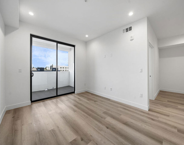 5612 Lexington Avenue - Photo Thumbnail 4