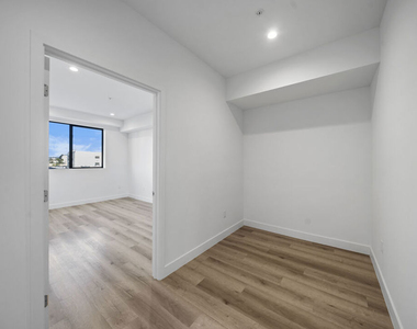 5612 Lexington Avenue - Photo Thumbnail 7