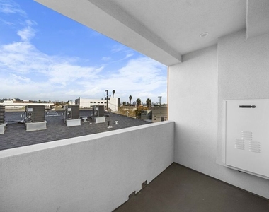 5612 Lexington Avenue - Photo Thumbnail 12