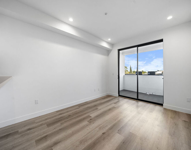 5612 Lexington Avenue - Photo Thumbnail 3