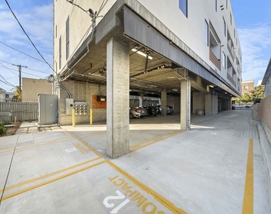 5612 Lexington Avenue - Photo Thumbnail 14