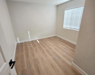 2134 E 5th St - Photo Thumbnail 32