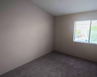 2500 Kensington Avenue - Photo Thumbnail 14