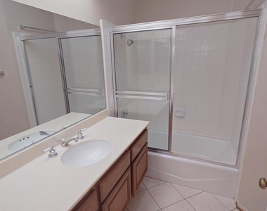 2500 Kensington Avenue - Photo Thumbnail 20