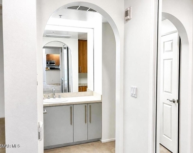 620 Gramercy Place - Photo Thumbnail 36