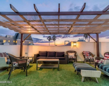 620 Gramercy Place - Photo Thumbnail 8