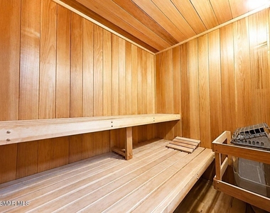 620 Gramercy Place - Photo Thumbnail 15