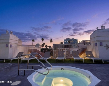 620 Gramercy Place - Photo Thumbnail 6