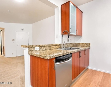 620 Gramercy Place - Photo Thumbnail 29
