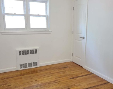 6473 Ellwell Crescent - Photo Thumbnail 2