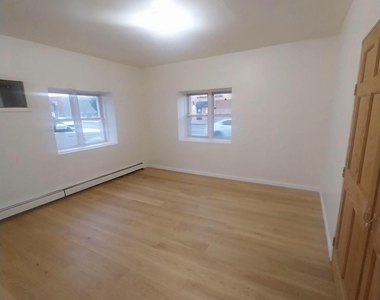 884 Nassau - Photo Thumbnail 4