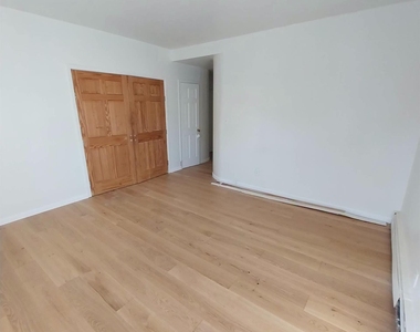 884 Nassau - Photo Thumbnail 5