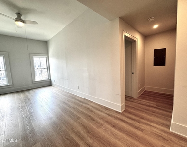 423 Broadway - Photo Thumbnail 3