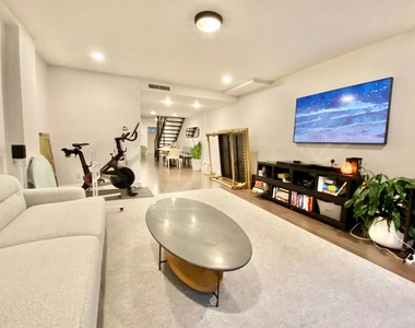 219 E 11th Street - Photo Thumbnail 2