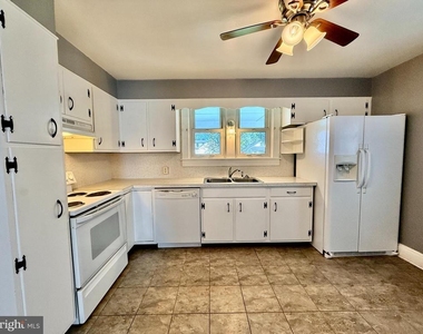 225 E 2nd Avenue - Photo Thumbnail 8