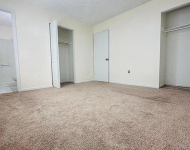 8658 Woodhue Court - Photo Thumbnail 6