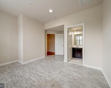 22635 Norwalk Square - Photo Thumbnail 4