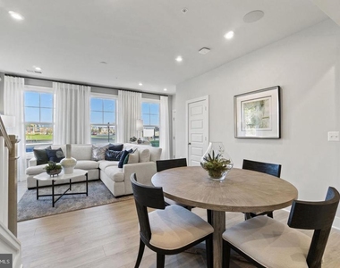 43805 Middleway Terrace - Photo Thumbnail 4