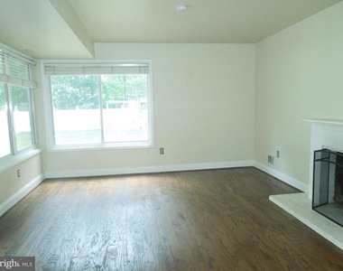 7 Biscayne Place - Photo Thumbnail 2