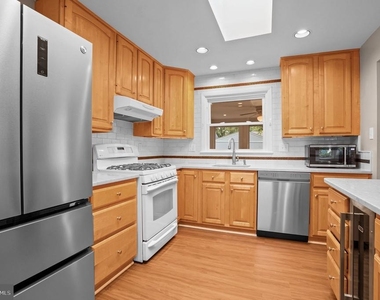 1415 Mayflower Drive - Photo Thumbnail 9
