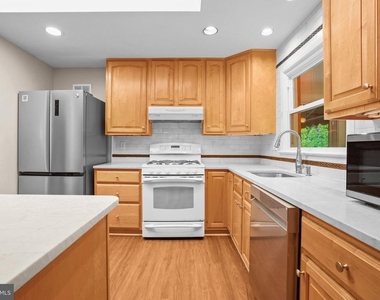 1415 Mayflower Drive - Photo Thumbnail 7