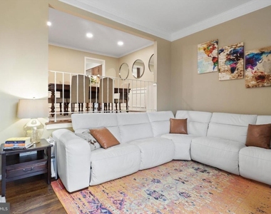 7010 Leestone Street - Photo Thumbnail 4