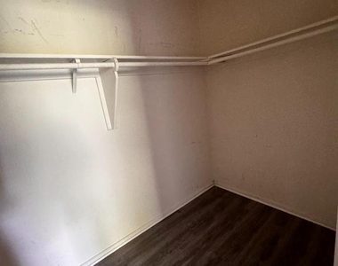 212 Locust Street Se - Photo Thumbnail 10