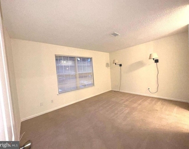 12103 Greenwood Court - Photo Thumbnail 4