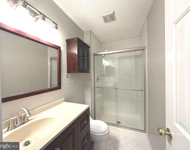 12103 Greenwood Court - Photo Thumbnail 3