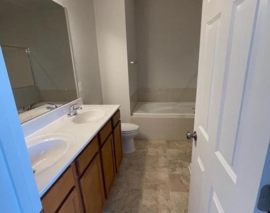 202 Norland Knoll - Photo Thumbnail 12