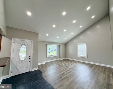 504 Hitt Court - Photo Thumbnail 5