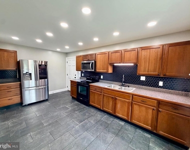 504 Hitt Court - Photo Thumbnail 11