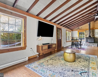 104 Laurel Lane - Photo Thumbnail 12