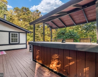 104 Laurel Lane - Photo Thumbnail 5