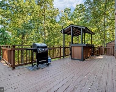 104 Laurel Lane - Photo Thumbnail 4
