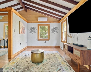 104 Laurel Lane - Photo Thumbnail 13